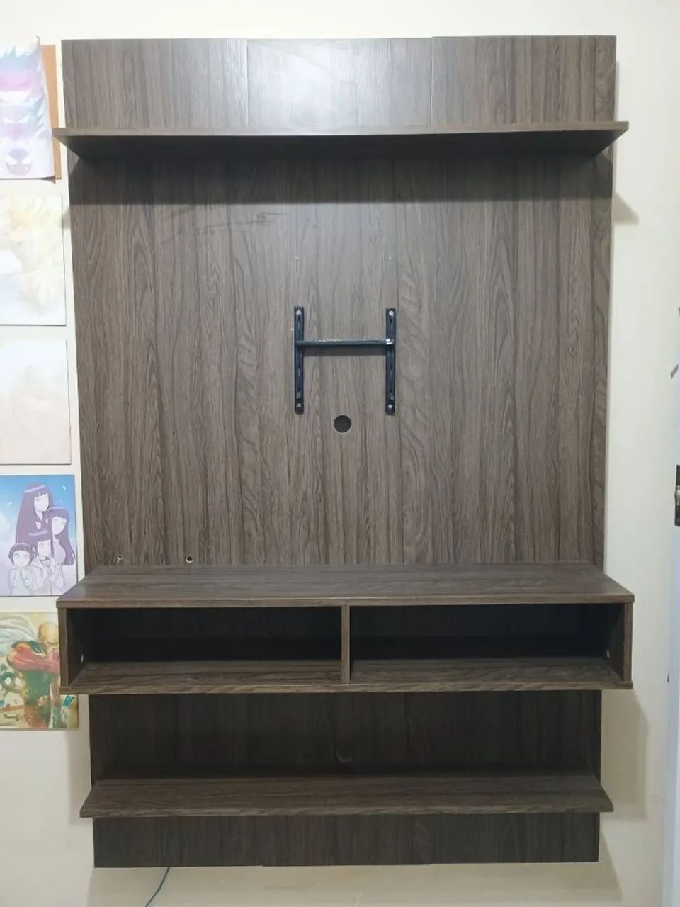Painel para TV com prateleiras em MDF
