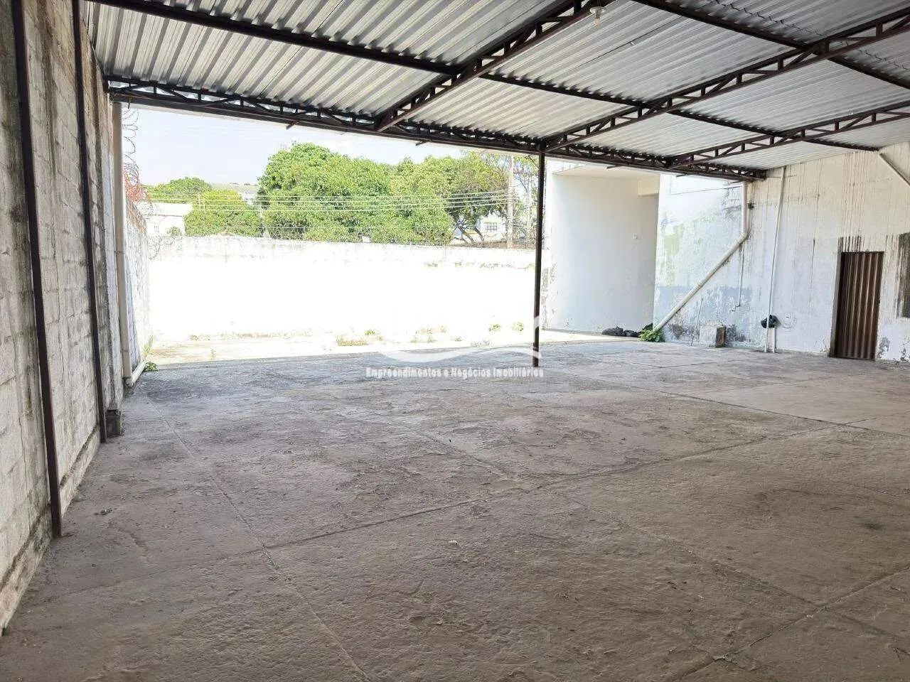 Galpão com loja com aproximadamente 340m2 total, escritório, estacionamento coberto, proxi - Foto 4