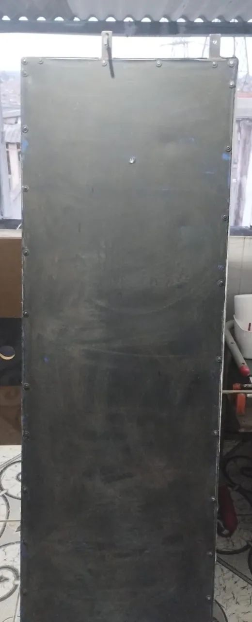 Estrutura de metal com fundo resistente para placa comercial. 