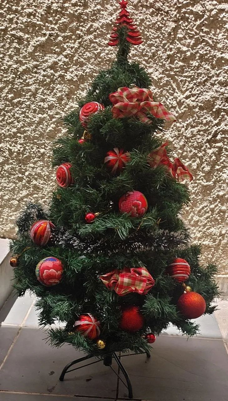 Árvore de Natal com enfeites Linda