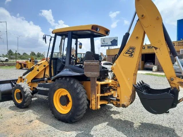 Retroescavadeira Jcb 3C Plus 2010 traçada 4x4 - Foto 2