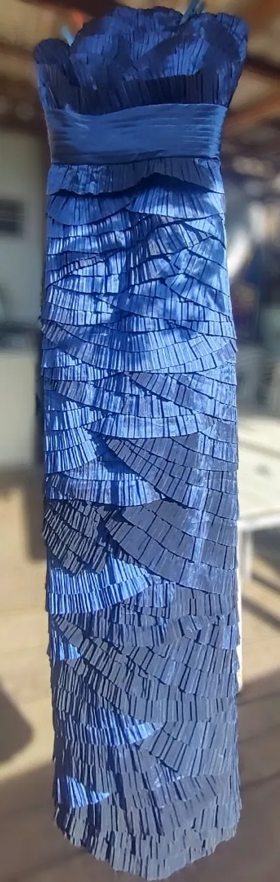 Vestido Azul Elegante com Detalhes Esculturais
