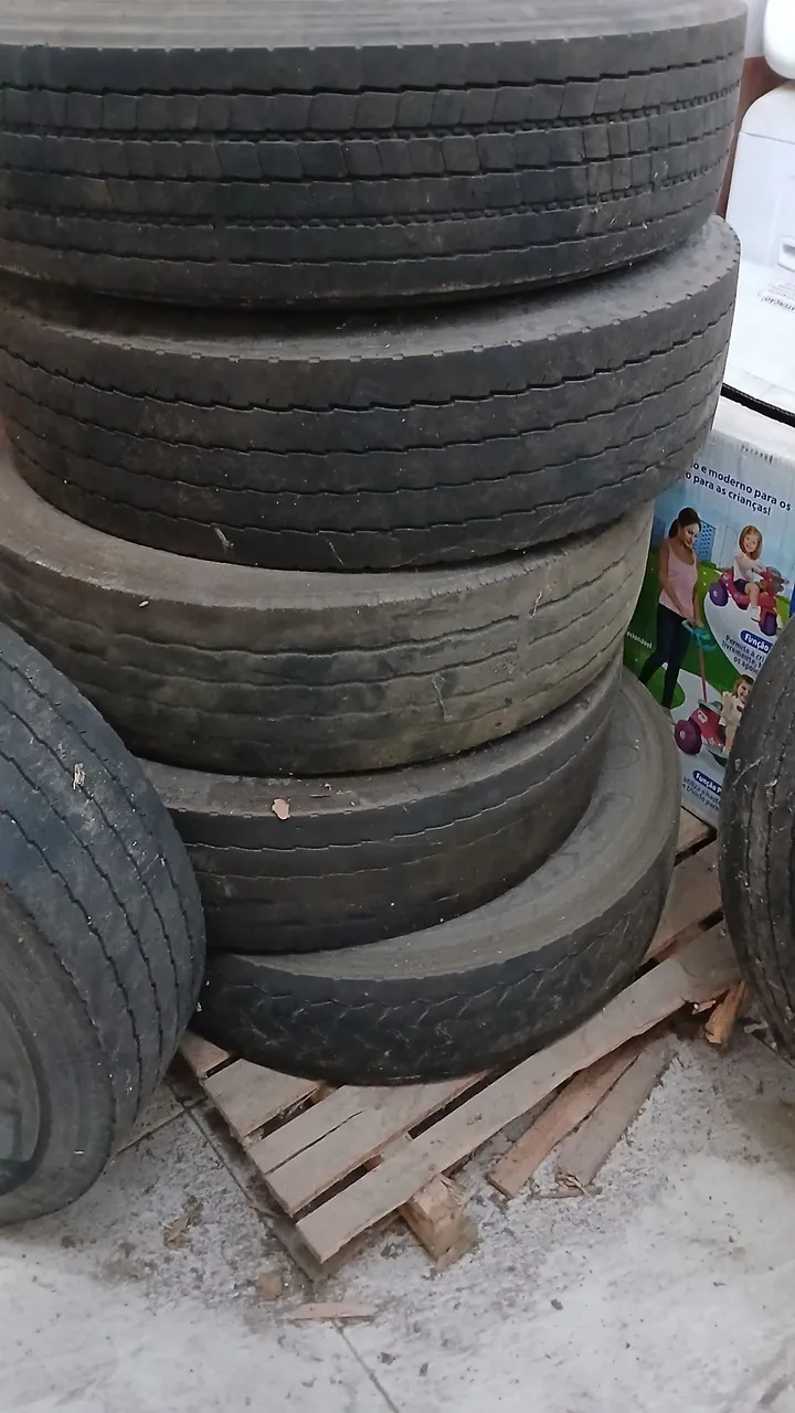Vendo pneus usados de caminhão 6 pneus