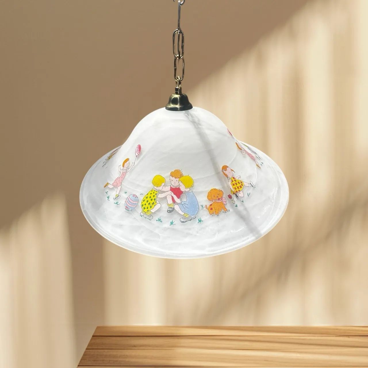 Lustre infantil com cúpula de vidro