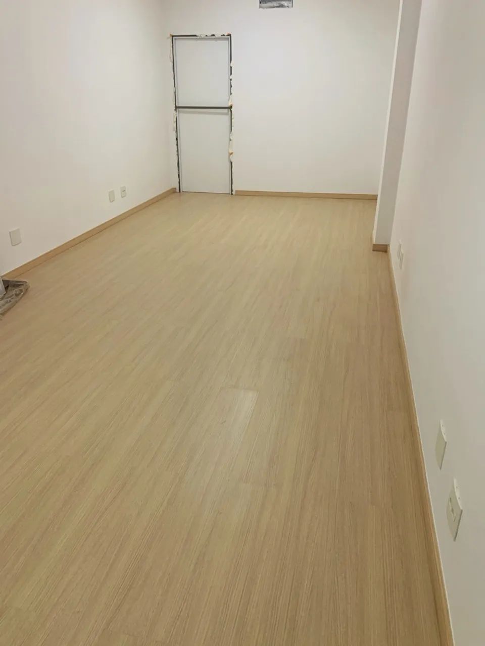 Instalação de Piso Laminado para Lojas e Salas Comerciais - Acabamento Profissional!