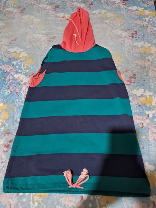 Blusa listrada com capuz. 