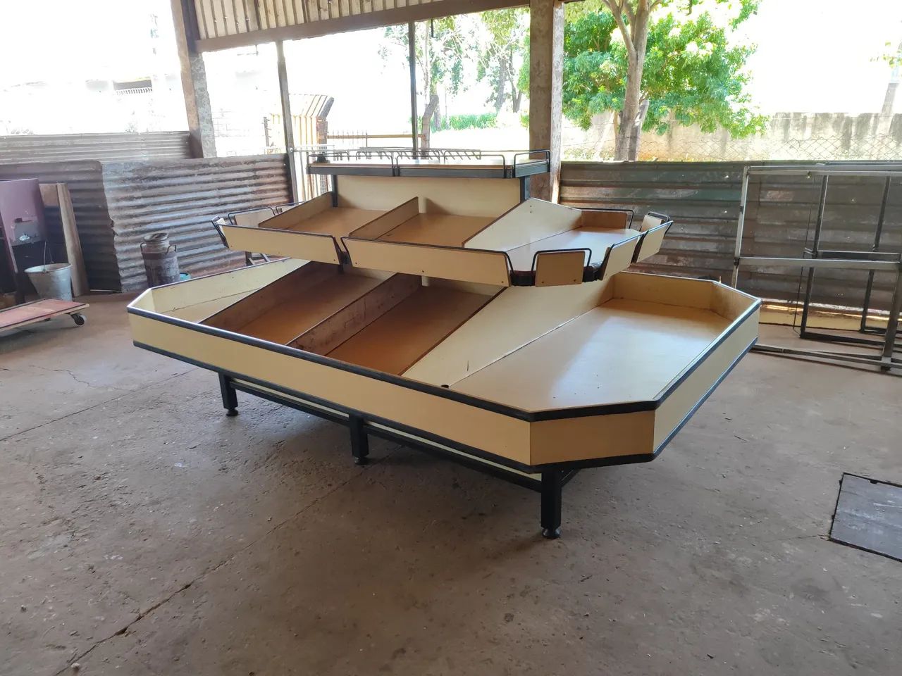 Expositor Branca flv 250 cm por 164 cm, altura 121 cm - Foto 2