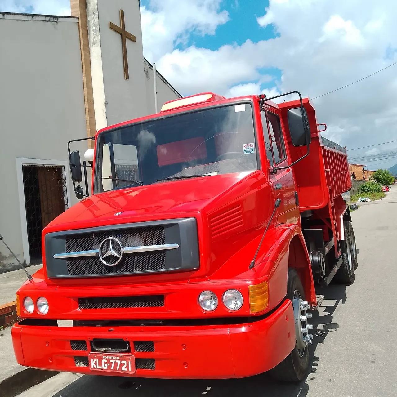 Caçamba Mercedes