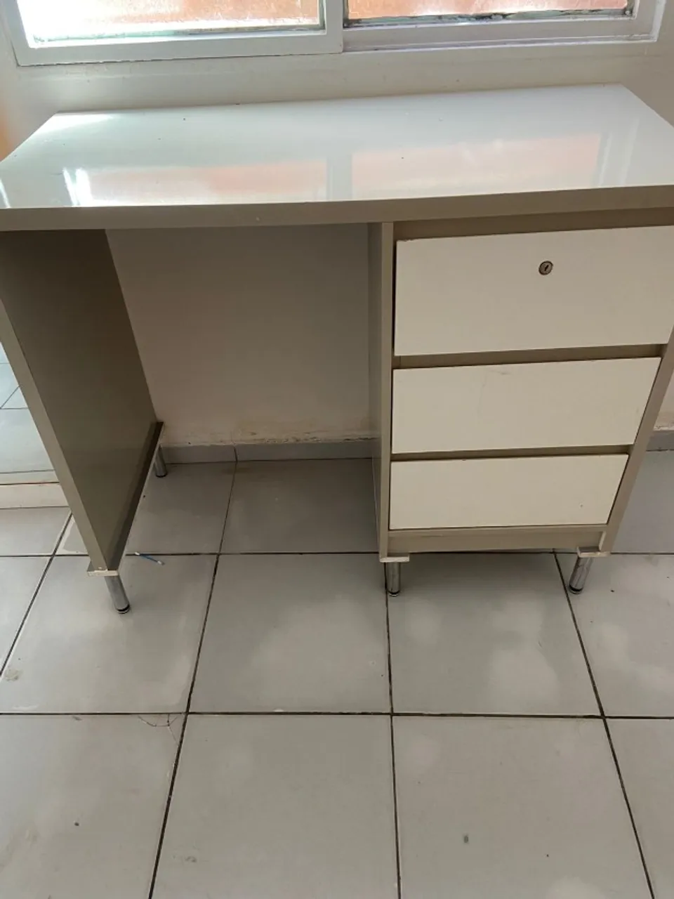 Escrivaninha com gavetas