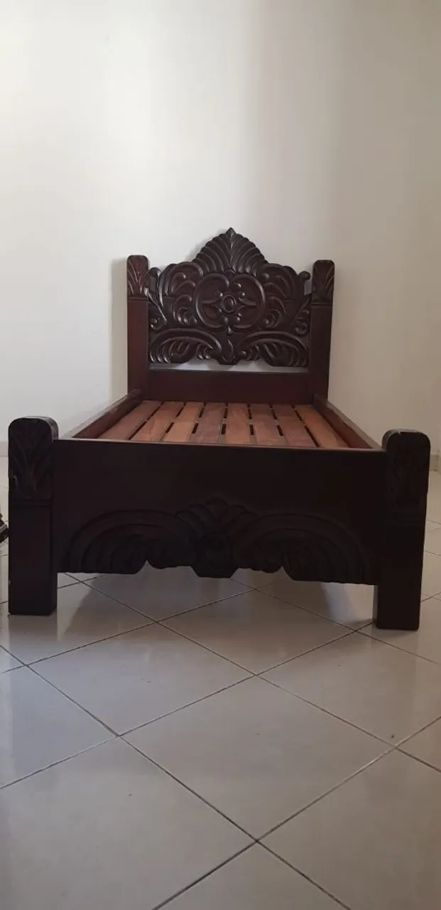 Cama de Madeira Entalhada - Design Clássico
