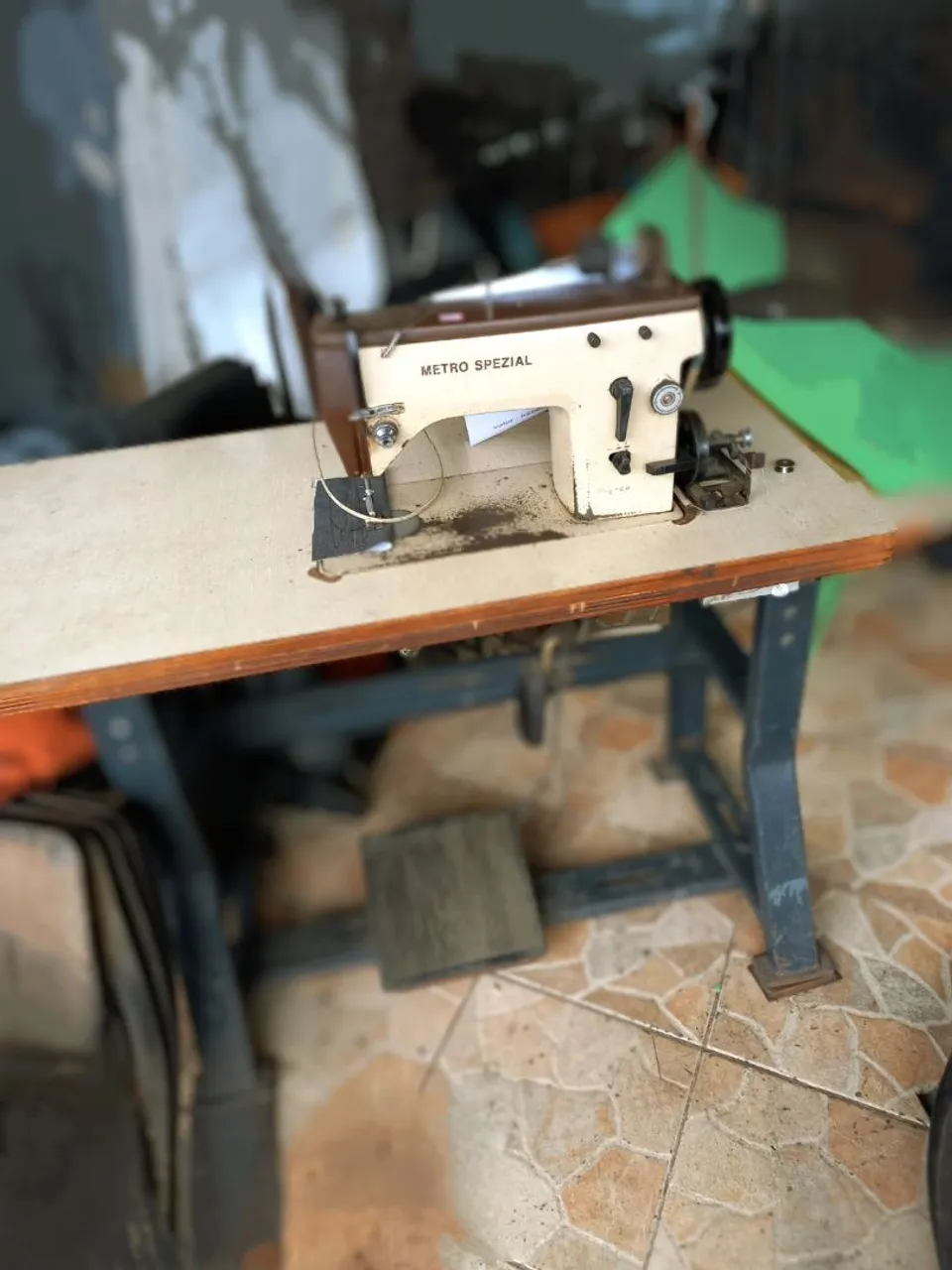 Máquina de costura Reta e Zig Zag