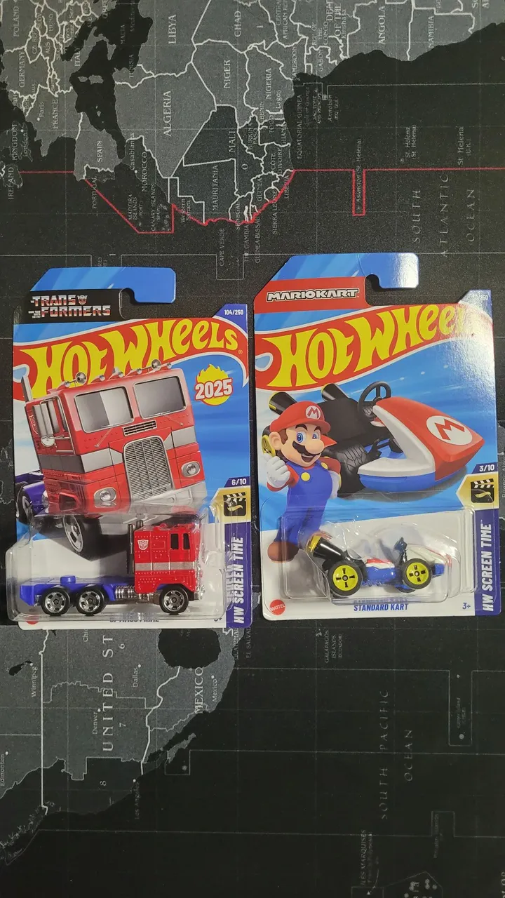 Carrinho Hot Wheels Transformers Optimus Prime e Mario Kart