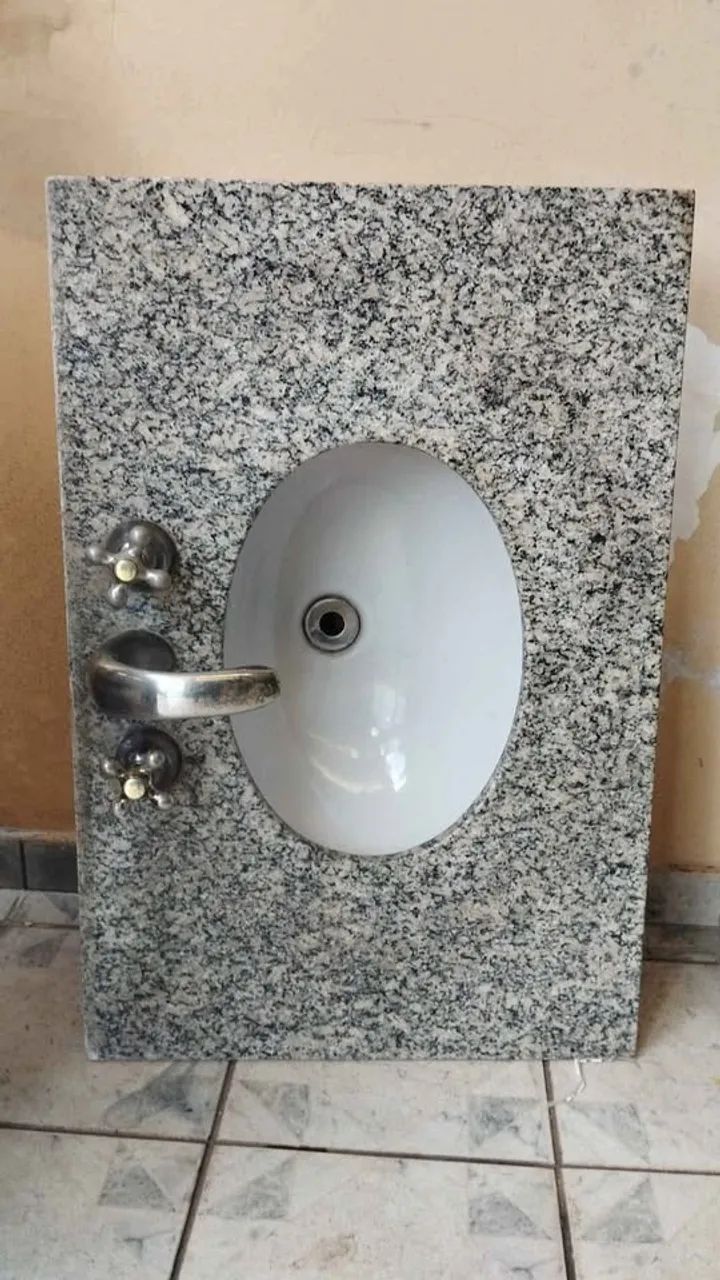 Lavatório em granito cinza Corumbá 82 x 55 cm - sem frontões, com torneira