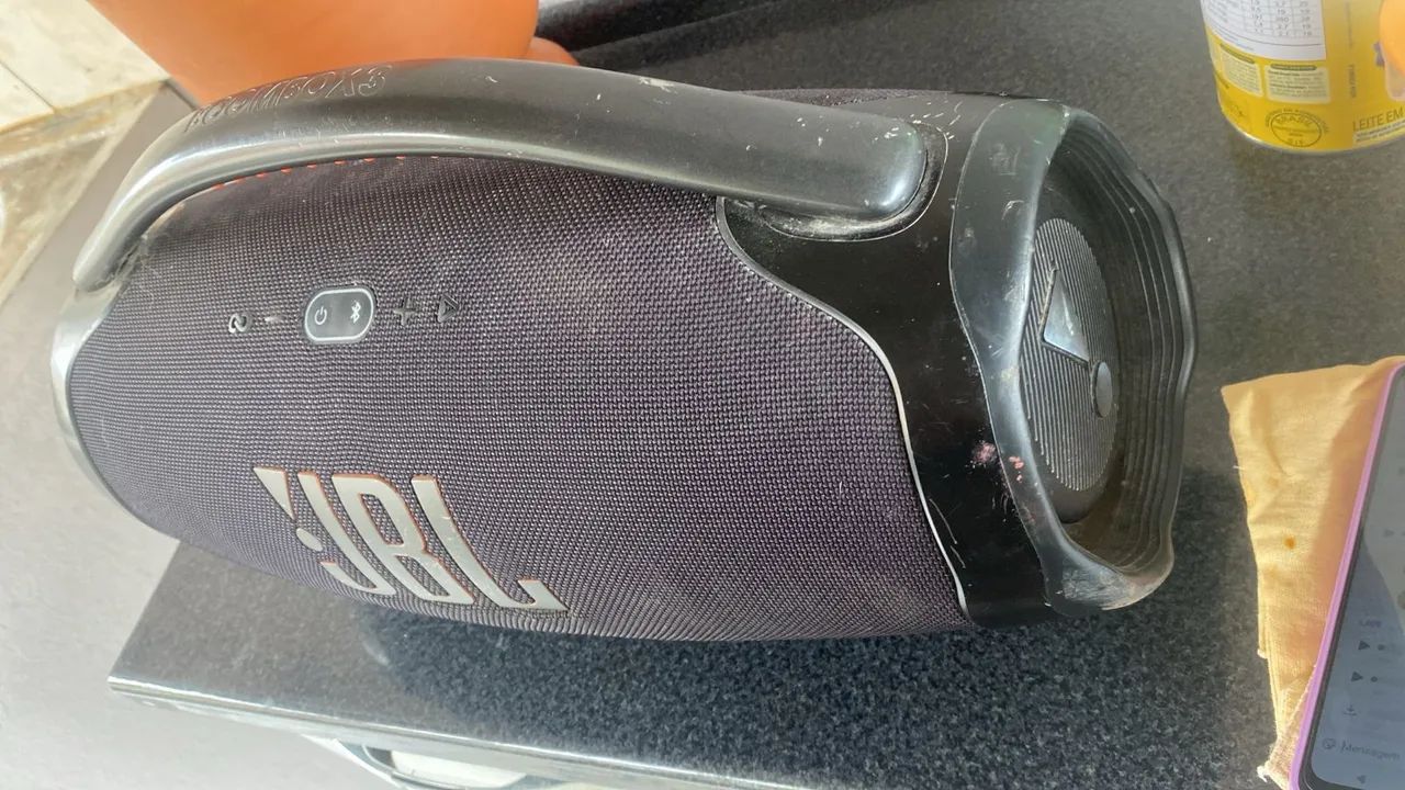 Vendo Bombox 3 em perfeito estado, toda original funciona perfeitamente tem carregador 