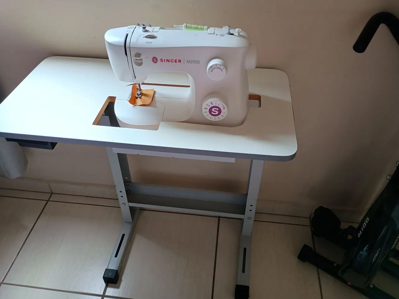 Máquina de costura com gabinete 