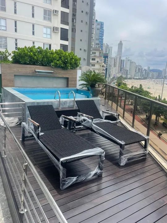 Duas espreguiçadeiras novas