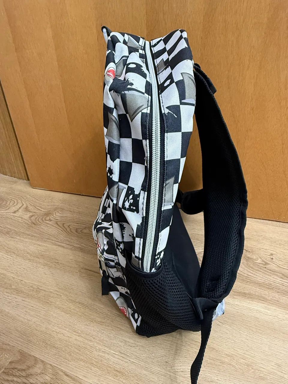 mochila com estampa de tubarões e xadrez - Foto 4