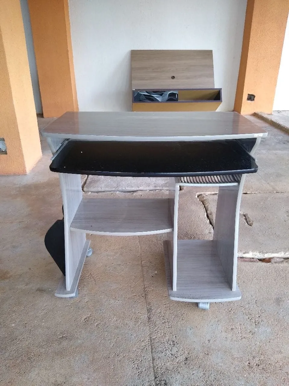 Escrivaninha Compacta com Bandeja Retrátil