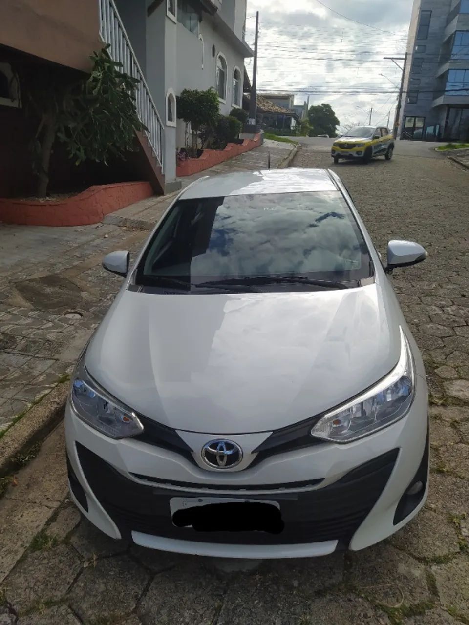 Yoyota Yaris Sedã 1.5 XL branco em ótimo estado
