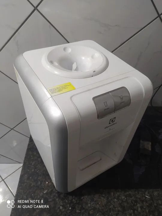 Bebedouro  ELETROLUX Garrafão de Água com sistema de Refrigeração 