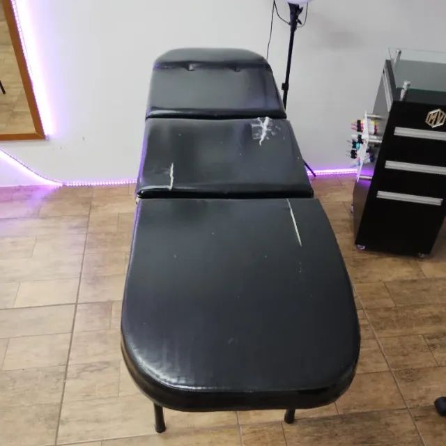 Vendo uma maca usada com pequenos detalhes. Ideal para tatuagem. - Foto 4