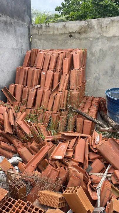 Telhas de cerâmica usadas