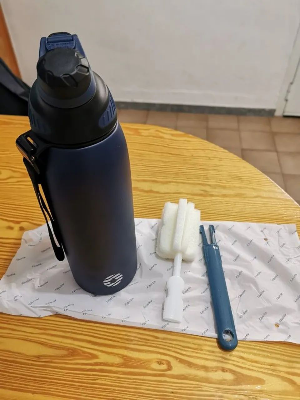 Garrafa térmica Inox azul 1 litro com limpador  - Foto 2