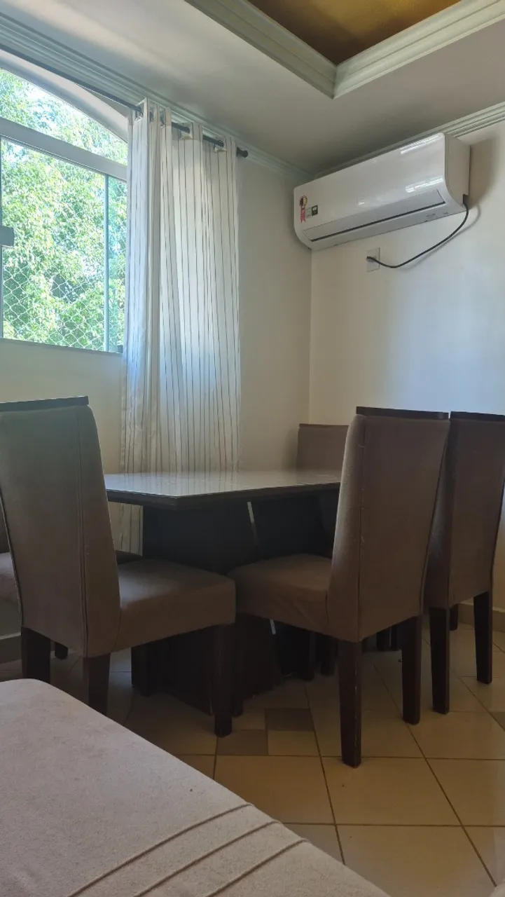 Mesa 6 lugares com cadeiras e tampo de vidro laqueado