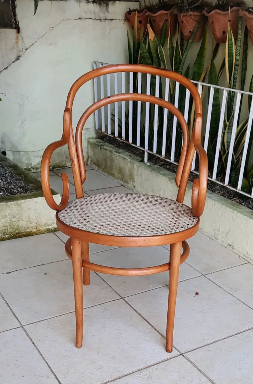 Bela Poltrona Thonart modelo Thonet