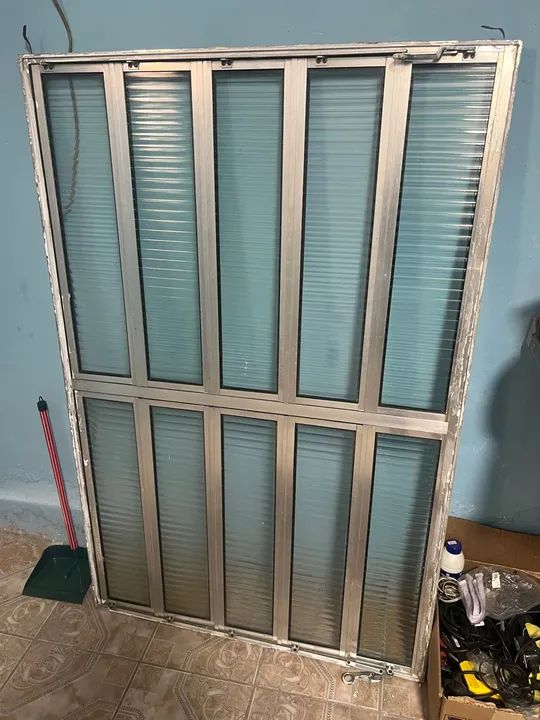 Janela basculante de Alumínio em ótimo estado