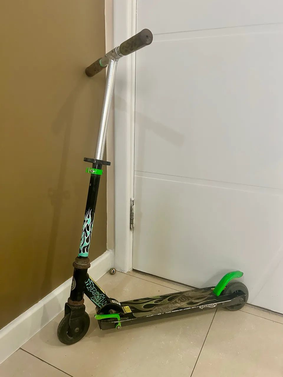 Patinete Hot Wheels - InfantoJuvenil