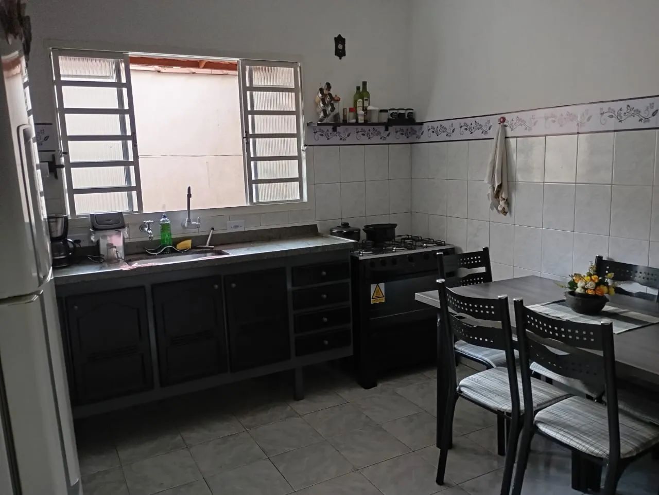 Sobrado para venda possui 201 metros quadrados com 3 quartos