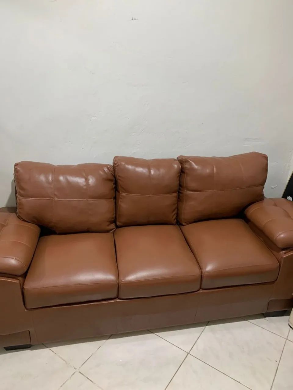 Sofá 3 lugares em couro.. - Foto 2