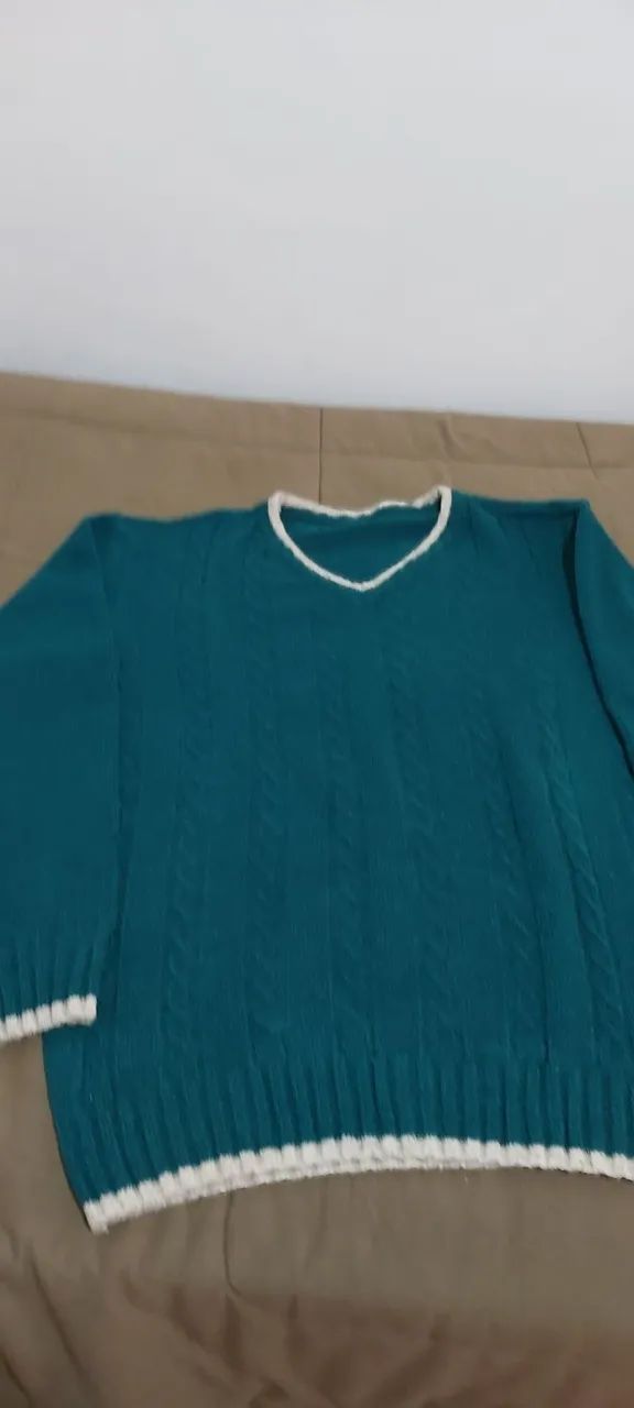 Suéter verde com detalhe em branco