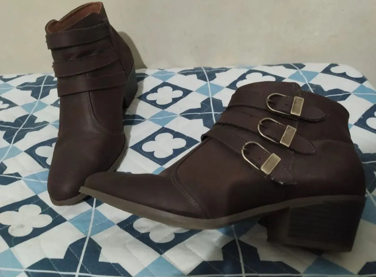 Bota feminina marrom com fivelas tam. 37