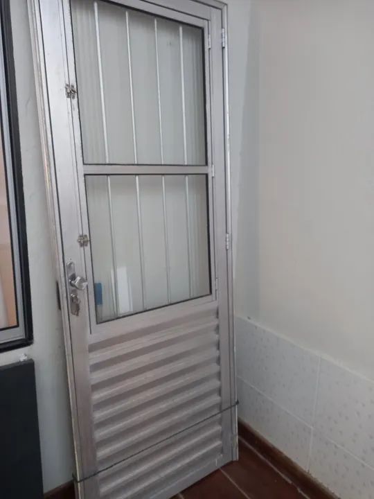 Porta de Alumínio com Grade e Veneziana