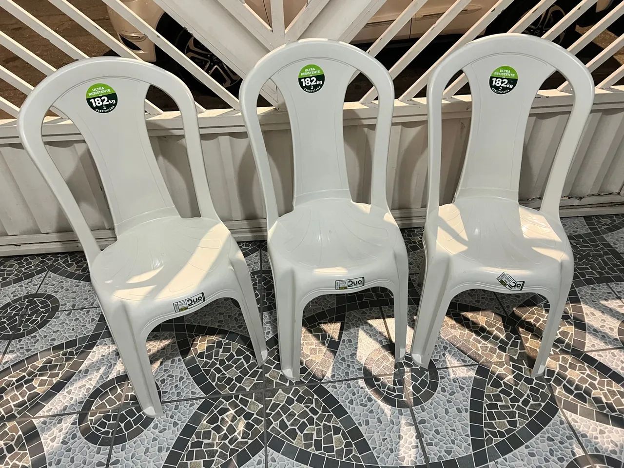 Cadeiras de plástico NOVAS  - Foto 3