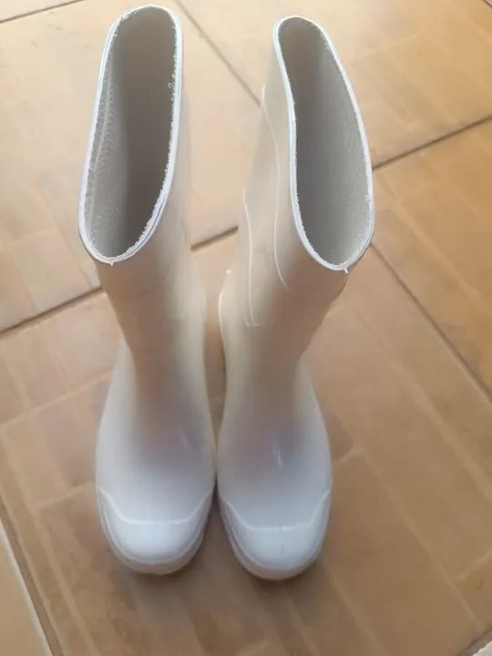 Bota branca PVC cano médio +avental branco de napa+2 paredes de luva M - Foto 2