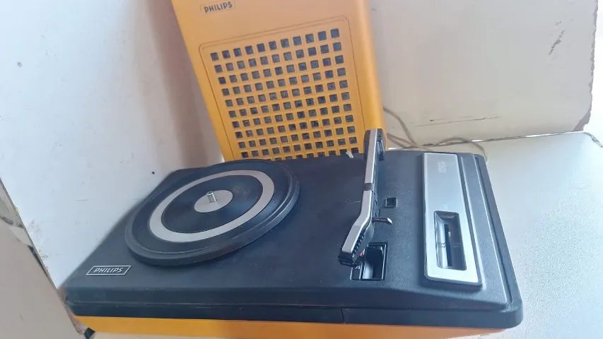 Radiola Philips anos 70 funcionando a pilha e a luz 329,00 Pix, somos loja - 2103 - Foto 3