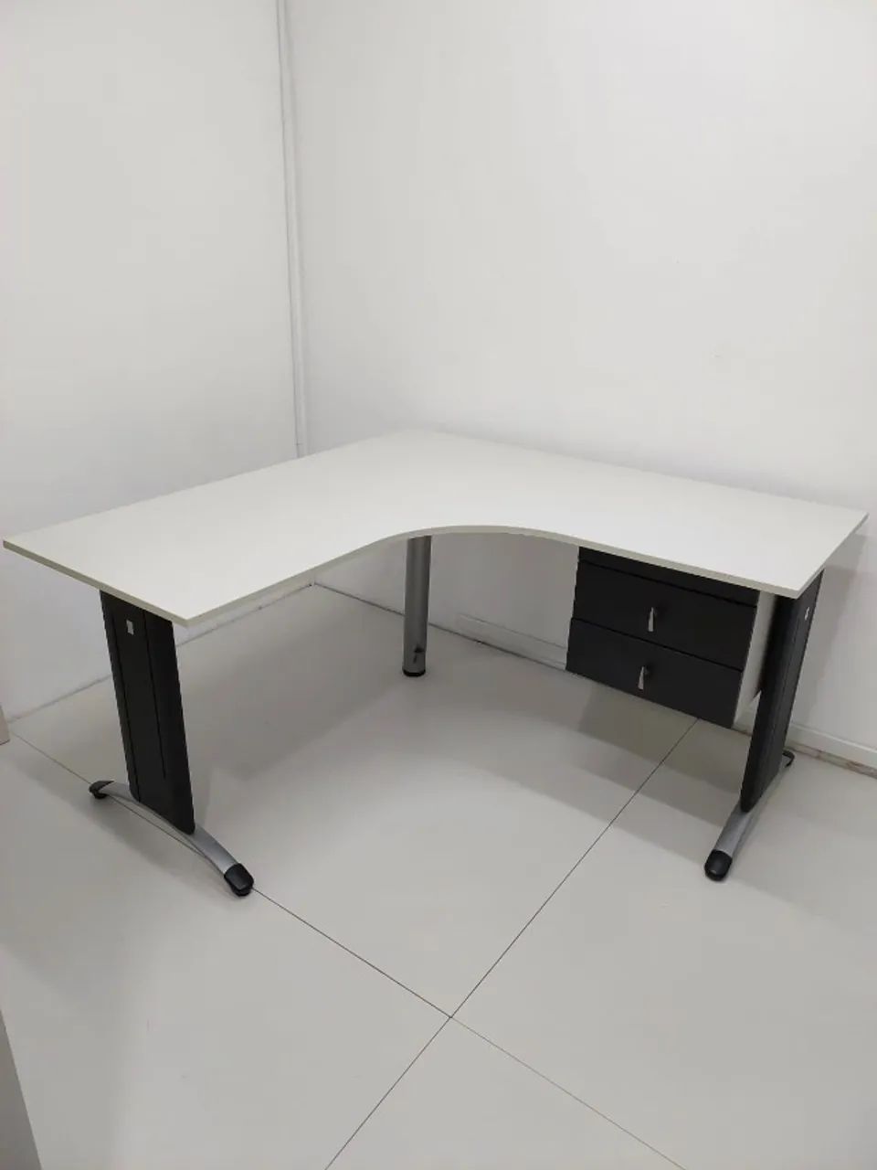 Mesa de escritório em L