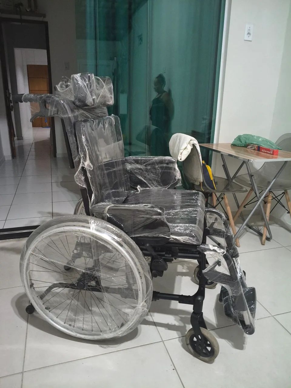 Cadeira de roda reclinável com encosto de cabeça - Foto 3