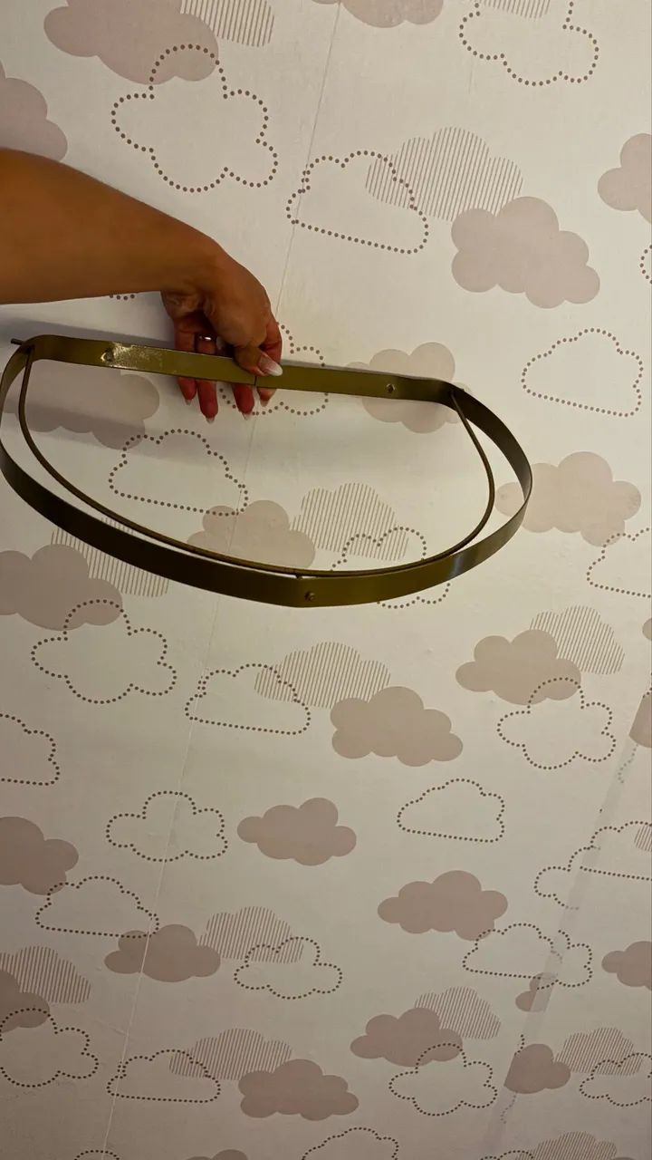 Dossel de parede liso, largo e dourado 