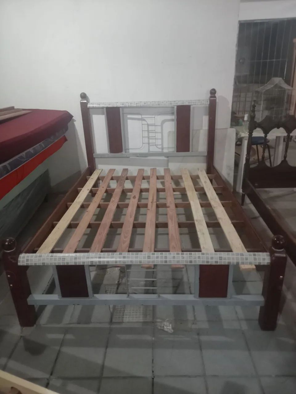 Cama casal, madeira com ferro - Foto 2