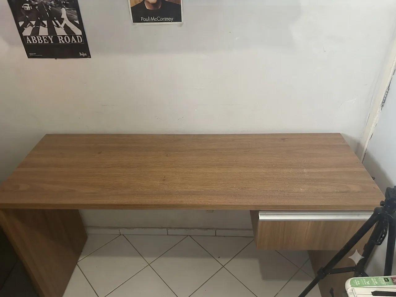 Mesa de madeira boa + estante  - Foto 2