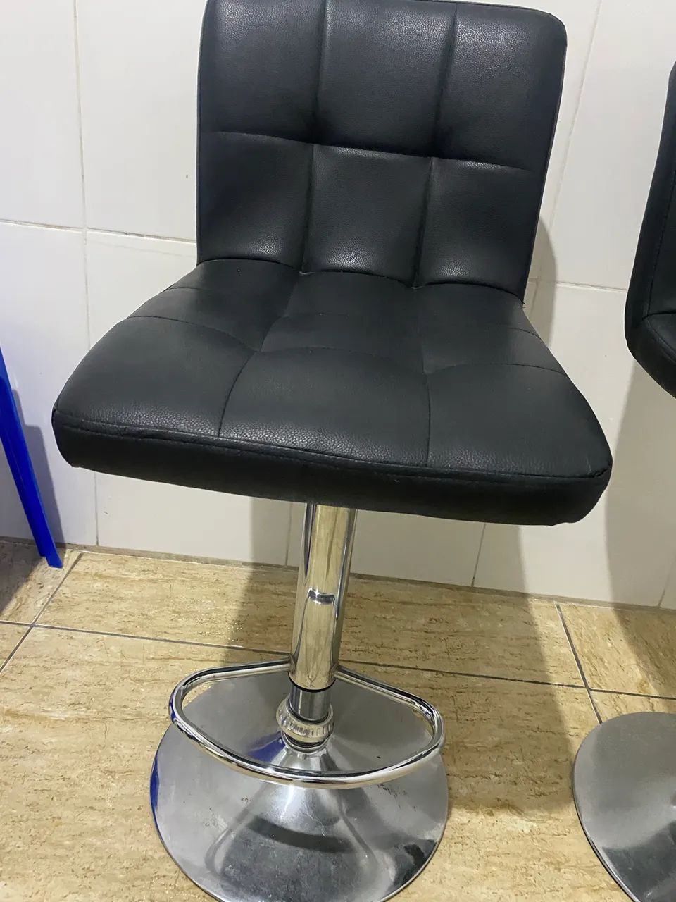 Vendo 2 banquetas no couro preta de  alumínio - Foto 3