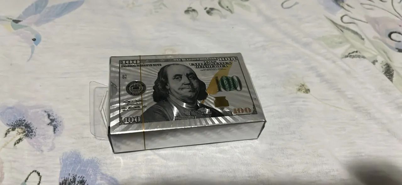 Baralho Prateado Impermeável Estampa Nota de 100 Dólares