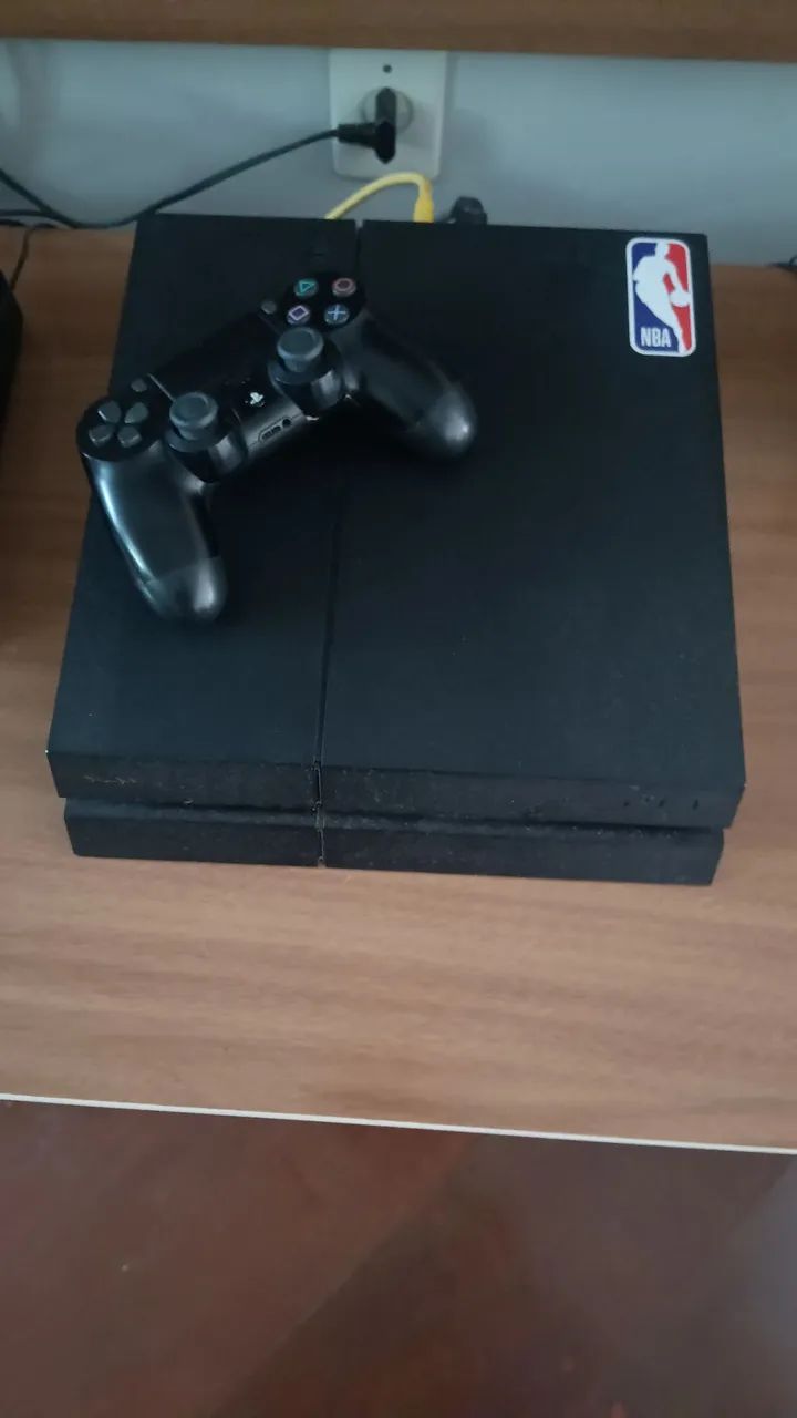 PS4 com vários jogos é um controle.