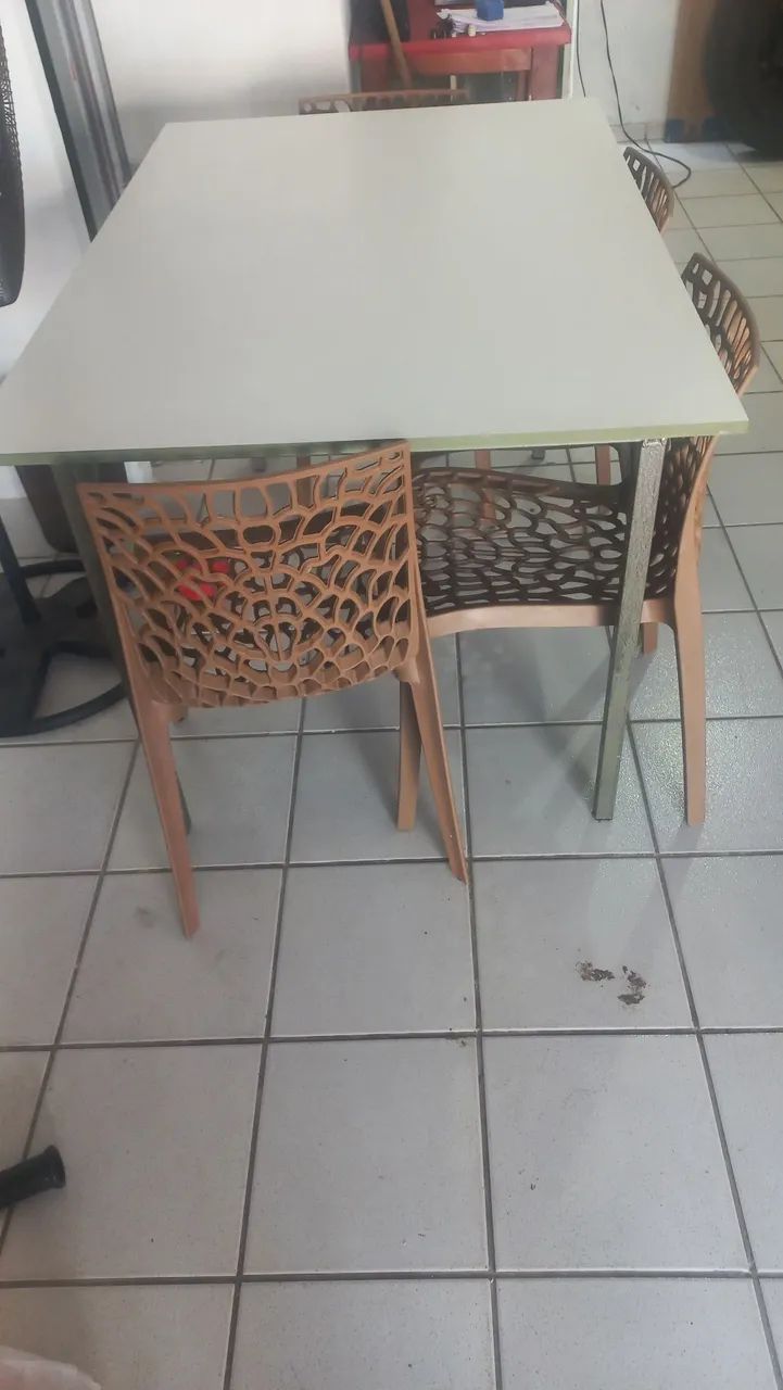 Mesa em mdf com 4 cadeiras 
