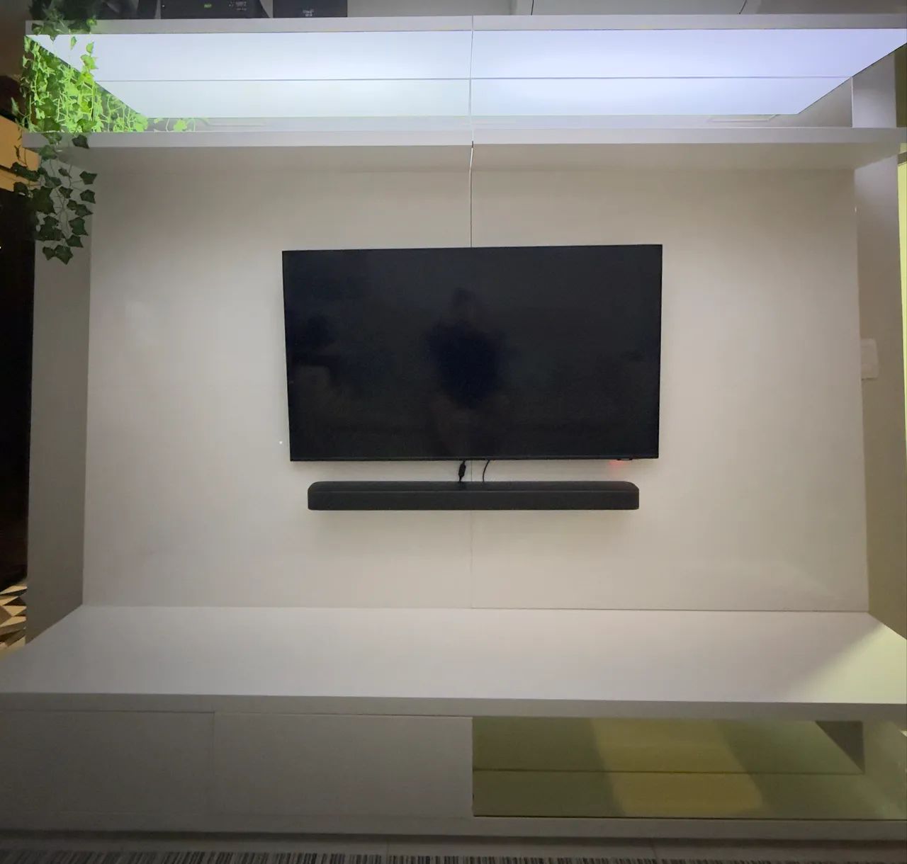 Rack/Painel Home Theater MDF Laqueado Branco com LED - 2,40m - Foto 3