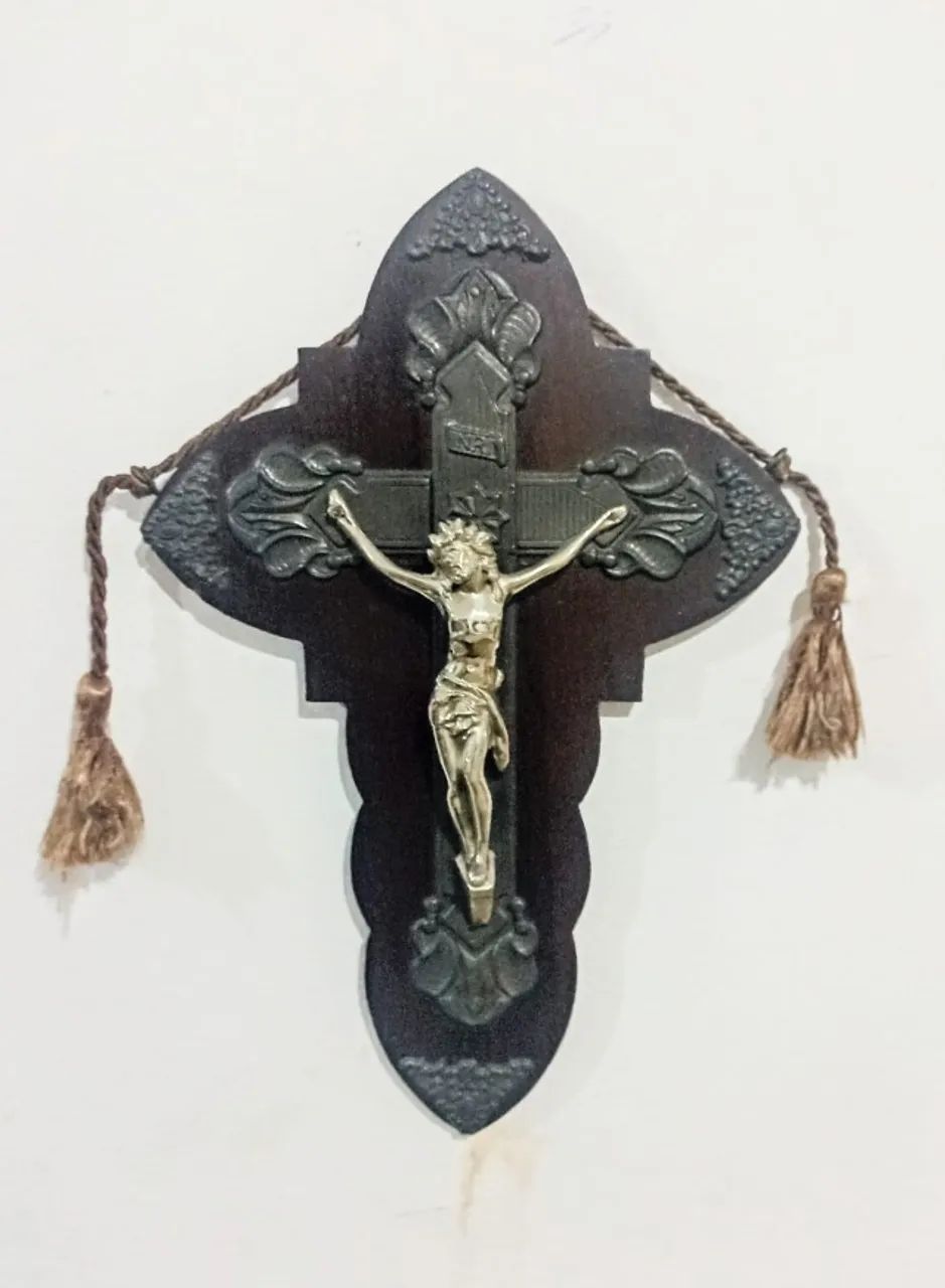 Crucifixo de parede arte sacra medindo 31x23 cm. Base em madeira maciça